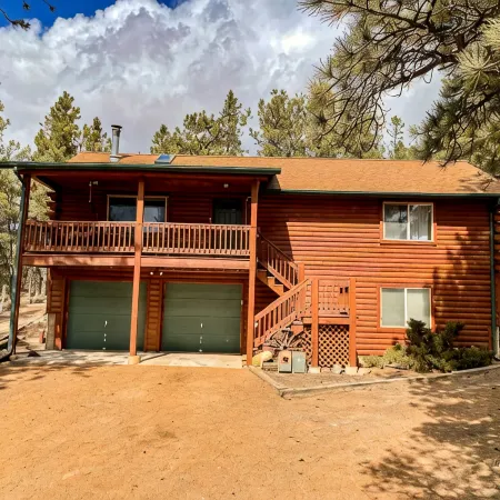Secluded and Cozy Log Cabin /w Hot Tub + Fire Pit