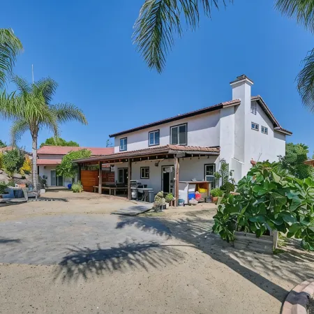 Cozy and quiet 6-bedroom retreat close to outlet mall shopping and more!
