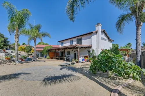 Cozy and quiet 6-bedroom retreat close to outlet mall shopping and more!