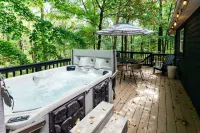 Boho Cabin w/ Hot Tub.  Private & Cozy Escape - homestay