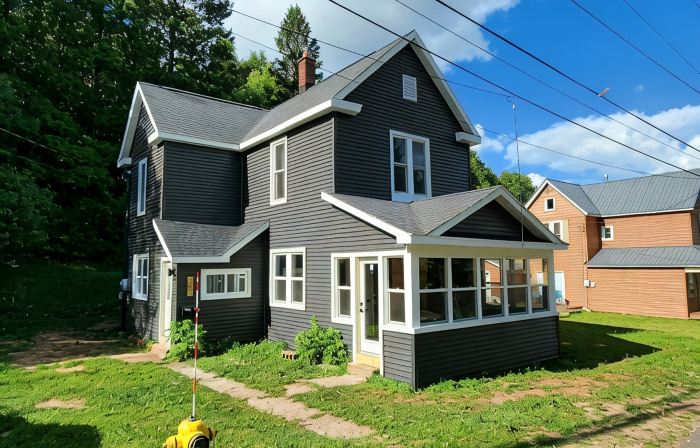Style-Ish 2 bed lower with all season sun room