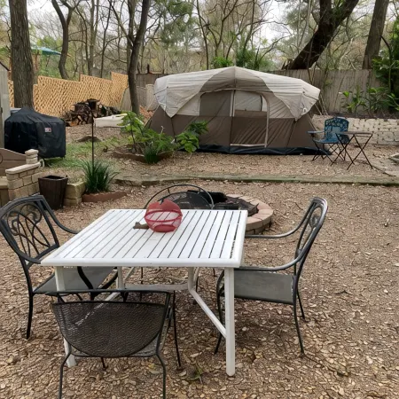Private Austin Oasis, sleeps 10+, 4 Rooms, Game, Campfire, Playscape, Pool, Tent