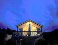 Bright Coastal Escape. Large Private Deck. Pets Welcome. Walk to Beach & Nature - Wifi