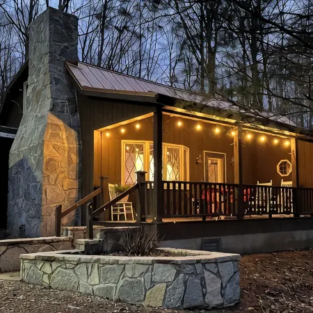 Hemlock Retreats - Cabin, 6 Acres, Hot Tub & Winery