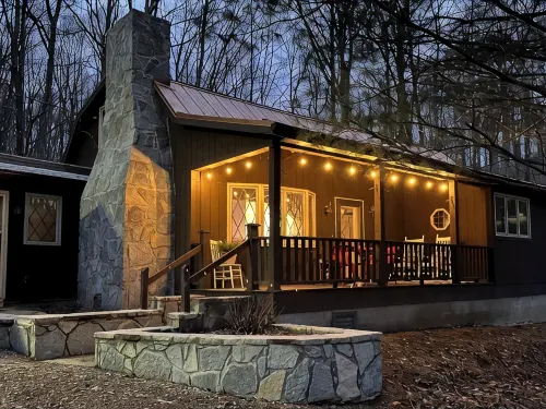 Hemlock Retreats - Cabin, 6 Acres, Hot Tub & Winery - シャレー