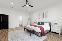 Master suite/ Soaking Tub/ Spacious Kitchen