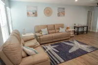 Newly Renovated Family Vacation Rental with Pool & Spa - 4 ดาว