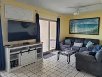 Sunny 1/1 BEACH FRONT Condo  overlooking the ocean! :) ,  Steps to the beach! - 부티크