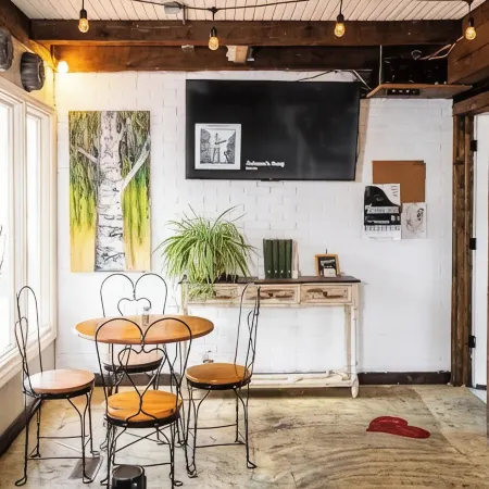 Remodeled Lofted Apartment over Ooey Gooey Café