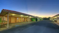 Country Roads Motor Inn - parking