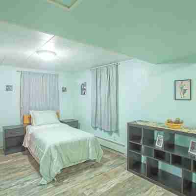 Semi-basement 2-bedroom apartment with AC in Fairbanks Rooms