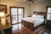 Cozy Mountain Top 3-bedroom cabin in charming Franklin with WiFi, AC