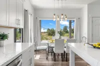 Luxury 6Br |Hot Tub |Private Pickleball |Sleeps 15 - WiFi