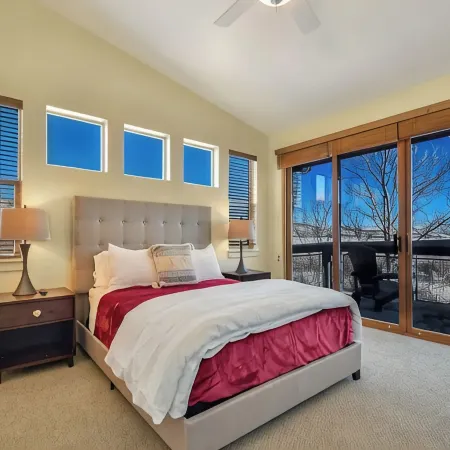 skiNewpark33: Walkable w/View, Deck, Hot Tub, Garage