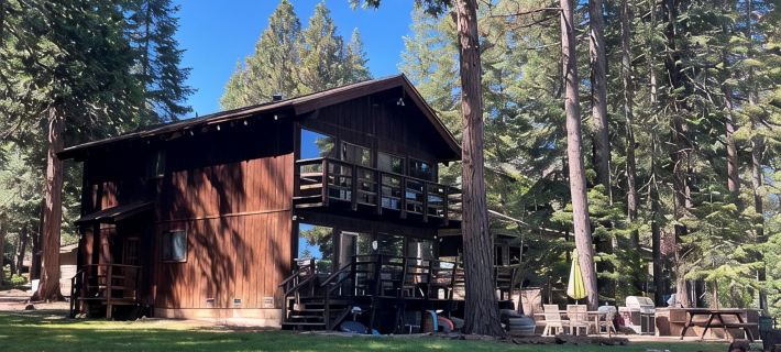 Vintage 4-bedroom cabin in Lake Almanor West with WiFi プラマスのホテル