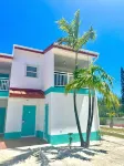 Stunning Marina-Front Townhome in South Bimini: Steps to pristine beaches Hotel di 