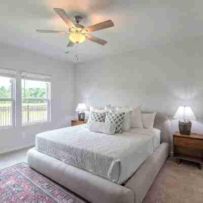 NEW 5 bdr + lake view + playground + BBQ, fits 10! Rooms