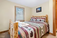 Cozy 3-bedroom cabin in charming Haverhill with Hot Tub, Play Area & Fire Pit - Hytter