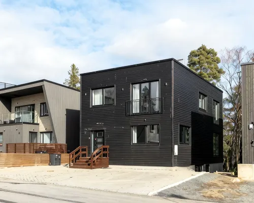 Stylish and spacious family home Hotels in Kista