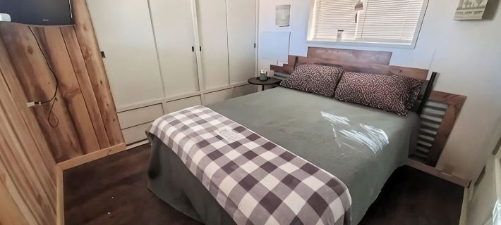 Stunning Views! Rustic cabin facing the base of Grand Canyon West Hotels in Mohave County