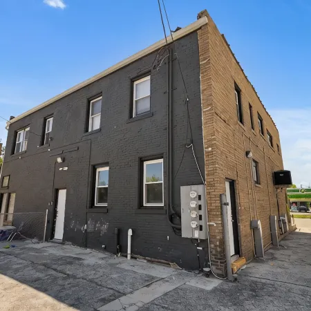 Charming 2BD W/ Parking 15 Mins from Downtown