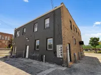 Charming 2BD W/ Parking 15 Mins from Downtown