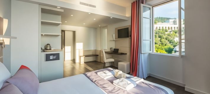 โฮเทล เลอ แซ็งโปล โรงแรมในนีซ
