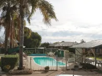 Lone Pine Motel - Pools