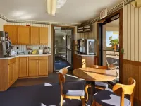 Super 8 by Wyndham Macon - Motels