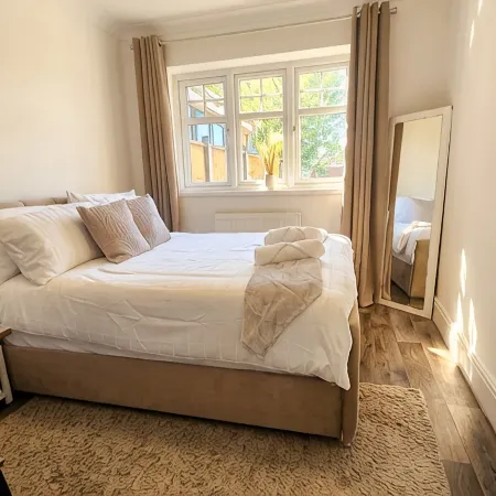 Birmingham 5BR, sleeps 9, private parking & garden families, contractors, groups