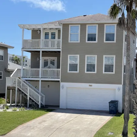 Amazing 5BR Entire house, private heated pool & Hot Tub 3 min walk to beach.