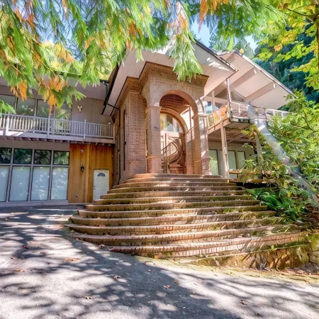 Exclusive House On Foothill with hot tub, sauna and jacuzzi.