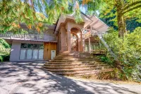 Exclusive House On Foothill with hot tub, sauna and jacuzzi.