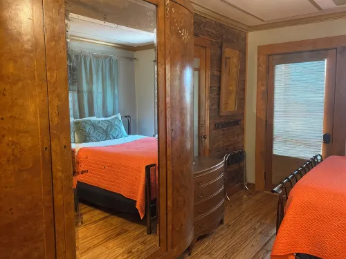 Treehouse Guesthouse: 3 Br Unique Home for 8 Adults Plus 400 sq ft Fun Treehouse