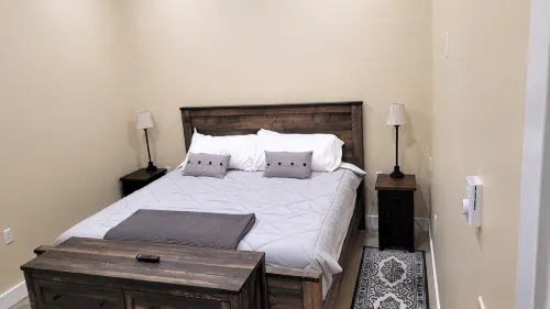 Breckenridge Suites #7 - The King's Suite - Cozy 1-Bedroom with Full Kitchen - Homestays