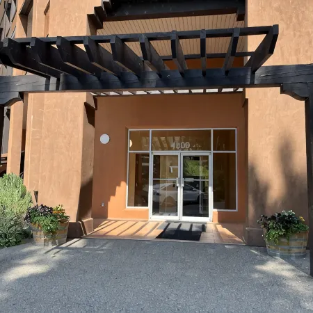 Large Lakefront 3 Bed Condo With Gorgeous Osoyoos Lake and Mountain Views