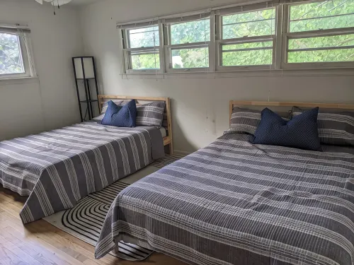 Fantastic 2-bedroom townhome, 2 blocks from Michigan Stadium! - บังกะโล