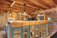 Secluded, Log Cabin Chalet 16+ Custom Outdoor Fire Pit, Air Hockey, 2 Hot Tubs! - Feriehus