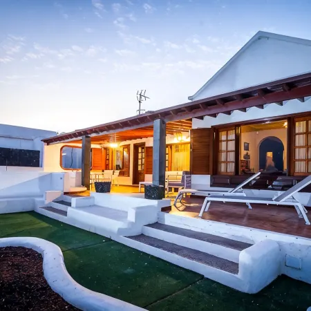 OPPORTUNITY! Stunning exclusive Villa next to the sea