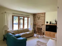 Country Home, outdoor spaces, secluded but close to everything - Homestays
