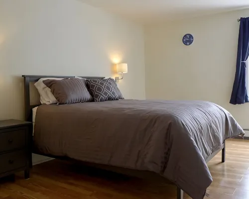 Stylish 2BR Retreat Steps from Thayer gate FREE private parking/WiFi Hotels in Highlands
