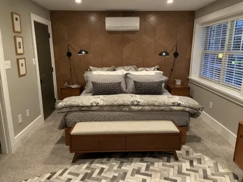 Suite nestled in a garden beside a 13 acre park in the heart of the city.