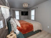 Charming 1-bedroom apartment. Pet friendly, King Bed, Washer & Dryer Hotels in Monroe