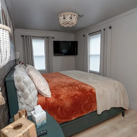 Charming 1-bedroom apartment. Pet friendly, King Bed, Washer & Dryer Отели в г. Монро