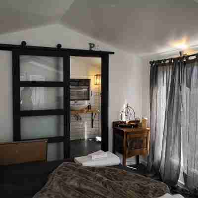 Luxurious Hilltop Studio, only 10 minutes walk to the main street of Daylesford Rooms