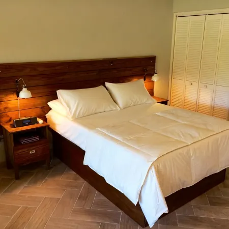 Amazing Waterfront Escape: Balcony, Renovated, Paradise At A Great Price!