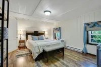 Nature's Edge-4 bedroom/2 bath serene getaway w/ River & Firepit - 3-Star