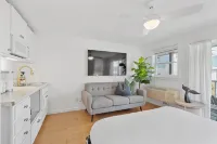 Whale's Tale - Boutique Studio Condo w/Pool 🐳 - balcony