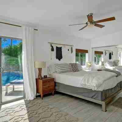 Midcentury Modern Gem in Sunrise Park Rooms