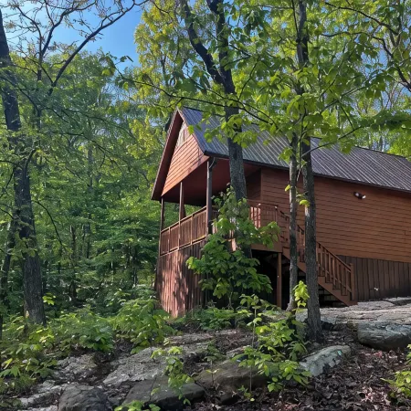 A cozy cabin in our little woodland village - access to pond & meadow